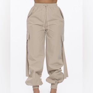 Evelyn Cargo Pants In beige